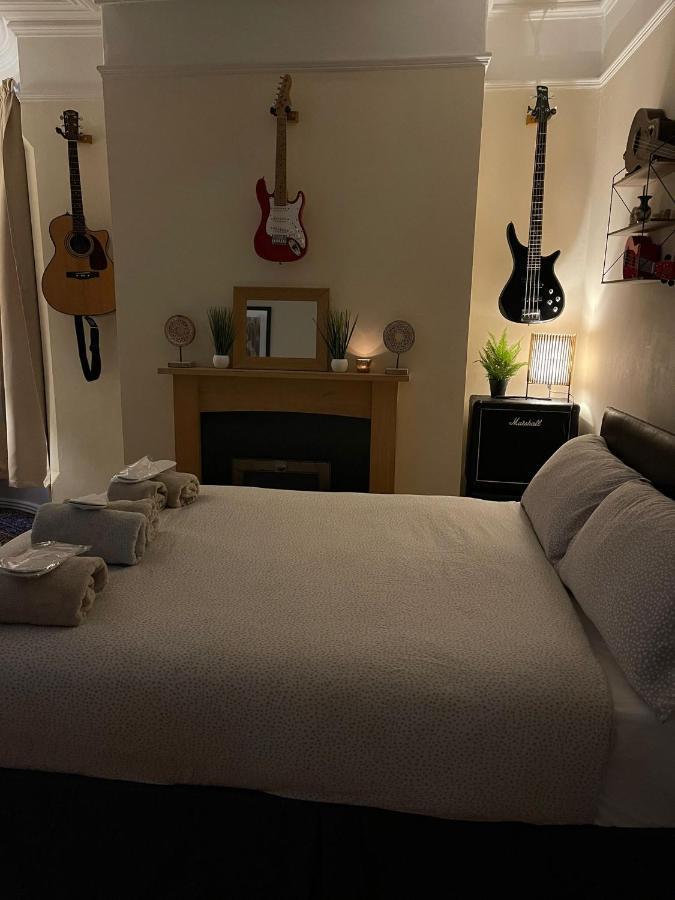 Room In Family Home Near Penny Lane リヴァプール エクステリア 写真