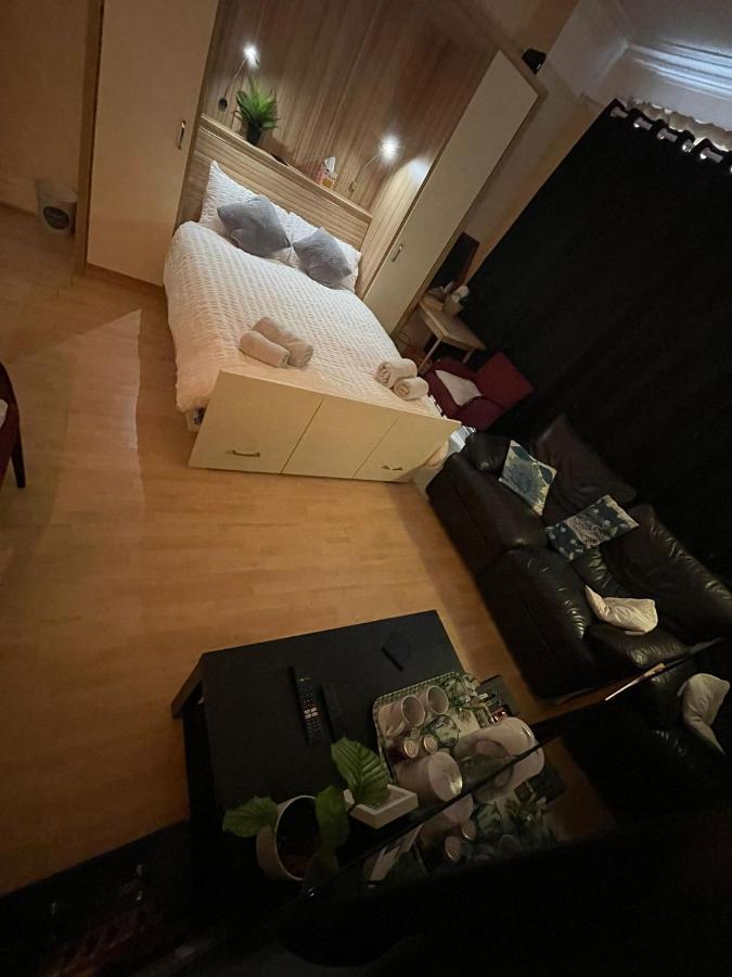 Room In Family Home Near Penny Lane リヴァプール エクステリア 写真